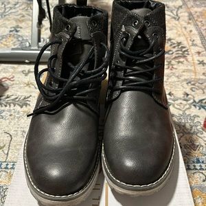 Man’s call it spring winter boots, size 10 new without tag